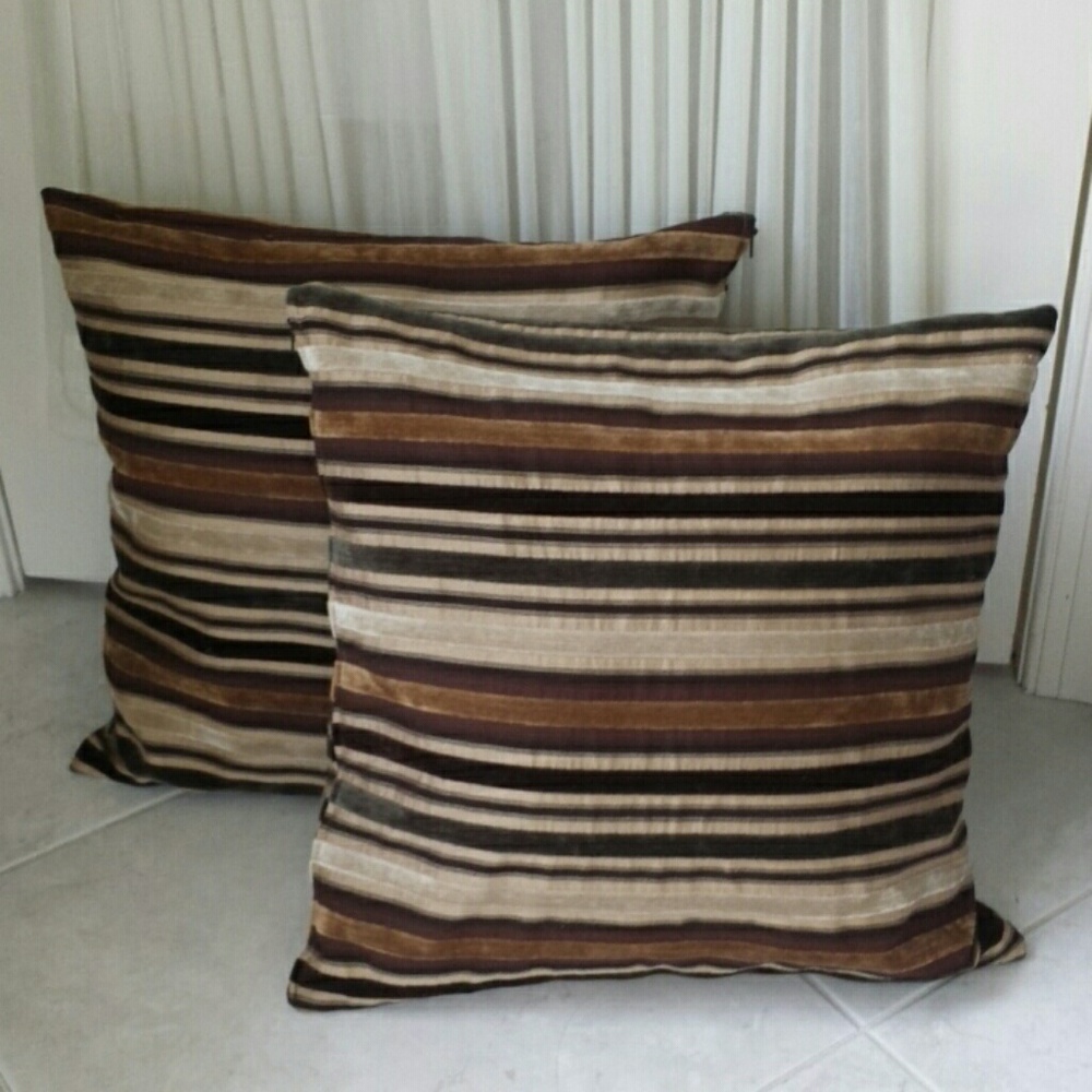 2 decorative pillows